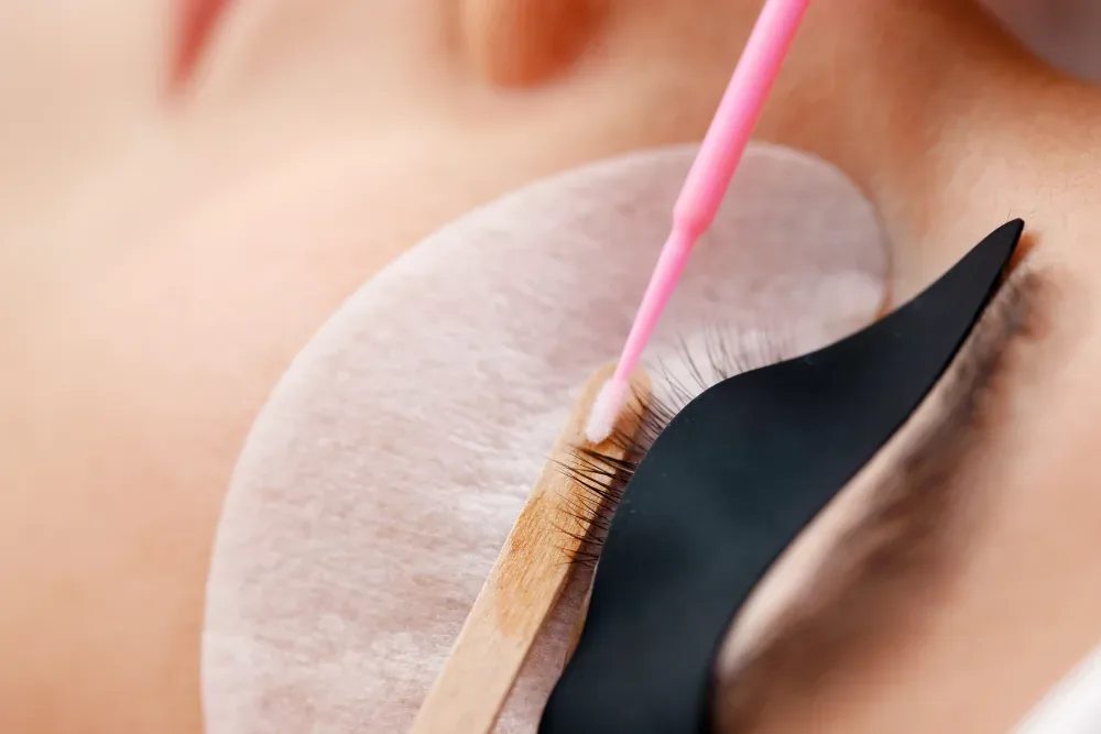Unsafe at-home lash extension removal attempt using improper tools.