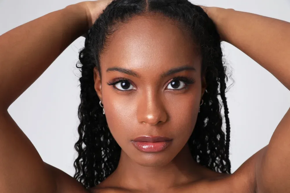 A woman's portrait, representing a client asking frequently asked questions about the lip neutralization process, such as session numbers and final color.