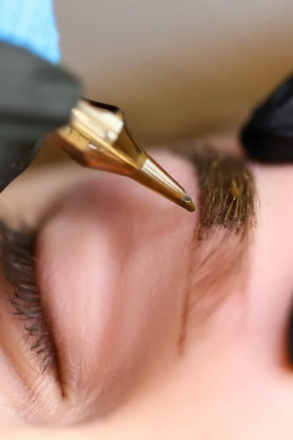 How to practice microblading: latex skin to live model
