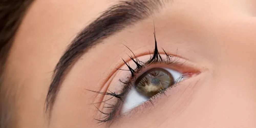 Lash Clumping & Stickies
